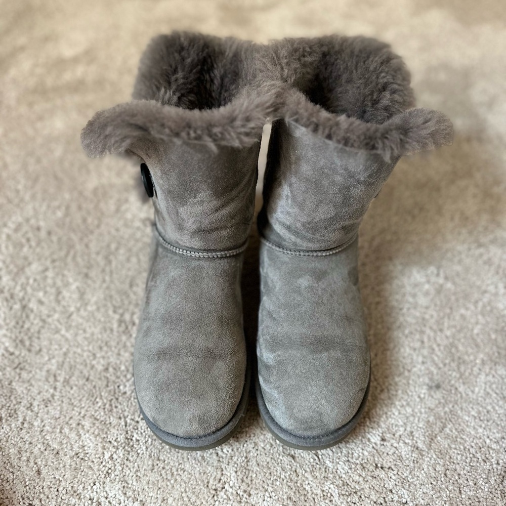 UGG Classic Short Boots with buttons - Picture 2 of 5